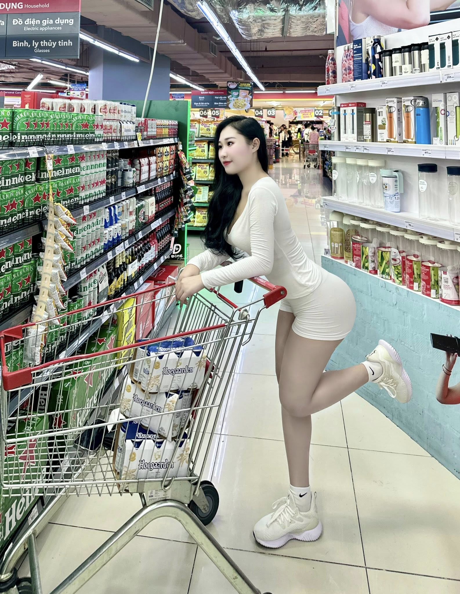 "Trend" diện đồ tập đi siêu thị, người bị chỉ trích, người lại nhận mưa lời khen- Ảnh 3.