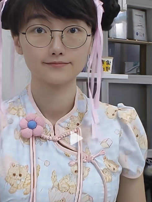 Bản sao gợi cảm của Faker càng ngày càng khiến fan T1 "nóng mắt"- Ảnh 3.