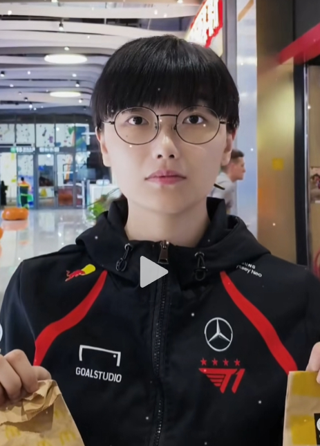 Bản sao gợi cảm của Faker càng ngày càng khiến fan T1 "nóng mắt"- Ảnh 4.