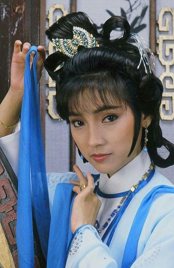 "Ngũ Lệ Nhân" TVB thập niên 1980, những đóa hoa rực rỡ nhất lịch sử điện ảnh xứ Cảng Thơm- Ảnh 8. "Ngũ Lệ Nhân" TVB thập niên 1980, những đóa hoa rực rỡ nhất lịch sử điện ảnh xứ Cảng Thơm- Ảnh 8.