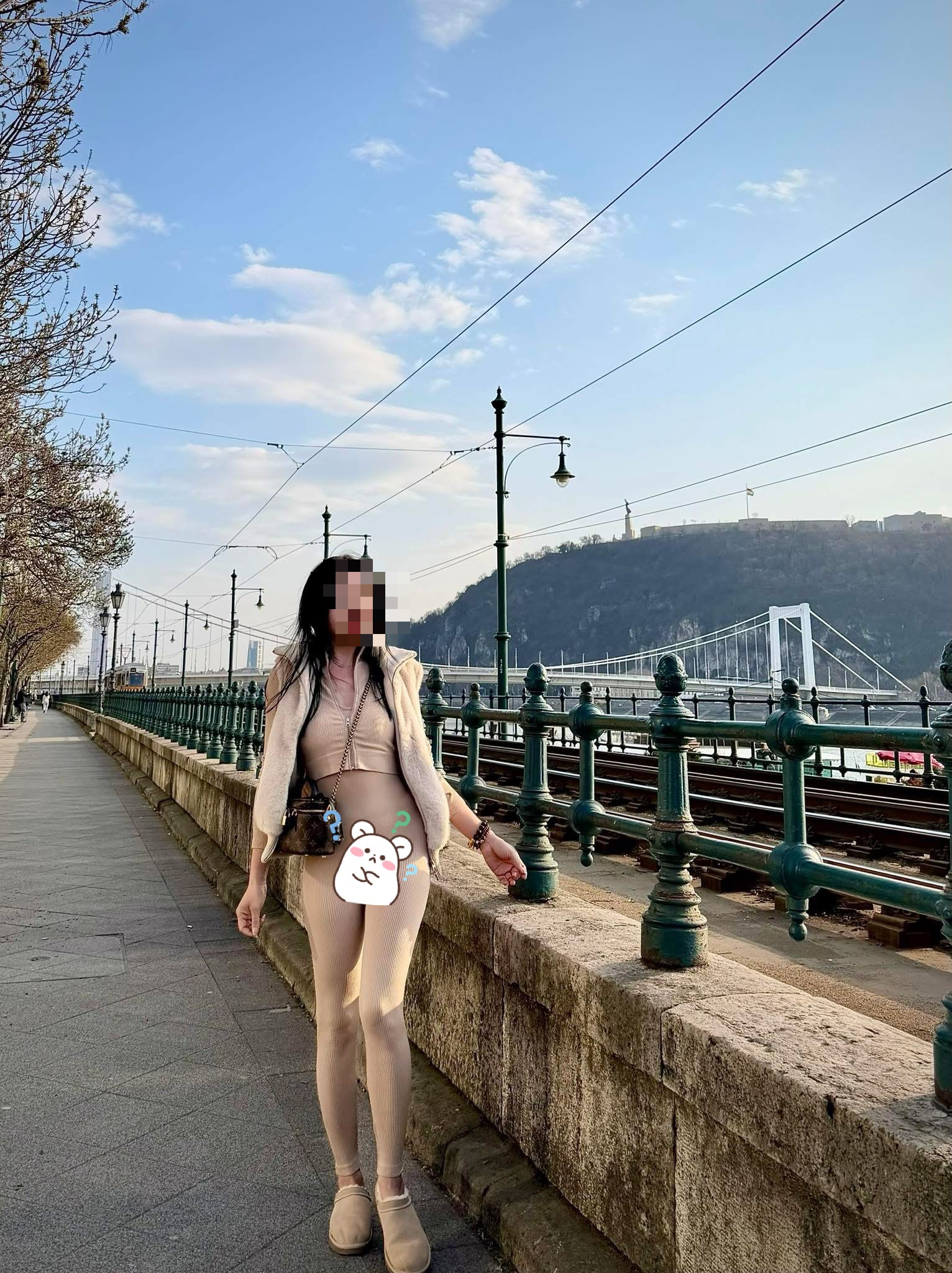 Bó sát lại còn màu nude, bộ trang phục thị phi khiến chính chủ lộ khoảnh khắc nhạy cảm giữa phố. Thời trang hay thảm họa?- Ảnh 1.