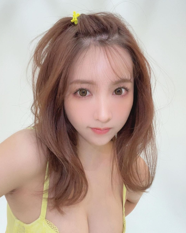 "Đập hộp" túi xách hàng hiệu trên YouTube, Yua Mikami bất ngờ bị chỉ trích vì quá khứ, đáp trả mạnh mẽ- Ảnh 2.