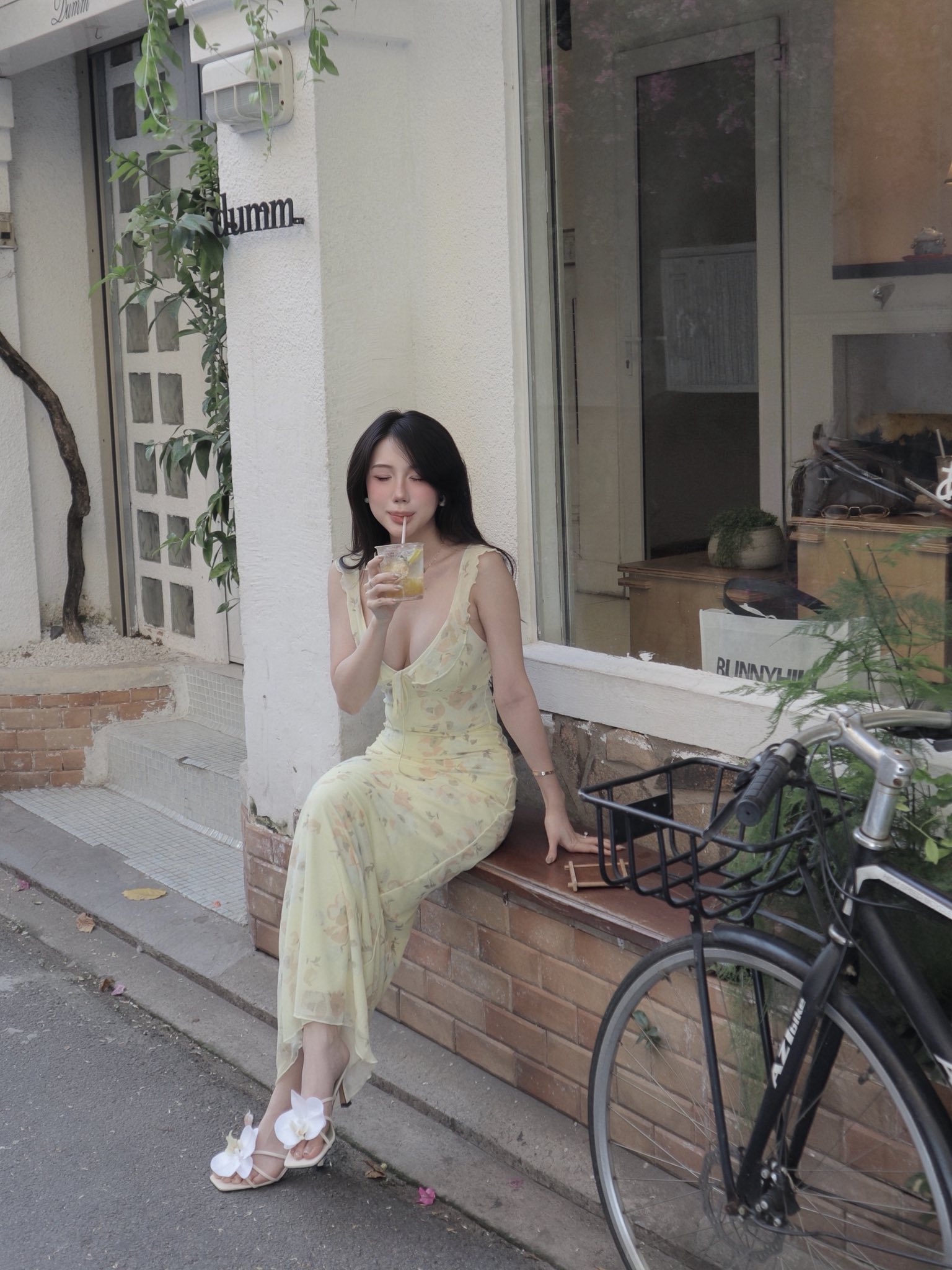 Khoảnh khắc "Cafe dạo phố" của hot girl Sài thành khiến dân tình... "cảm nắng" online- Ảnh 2.