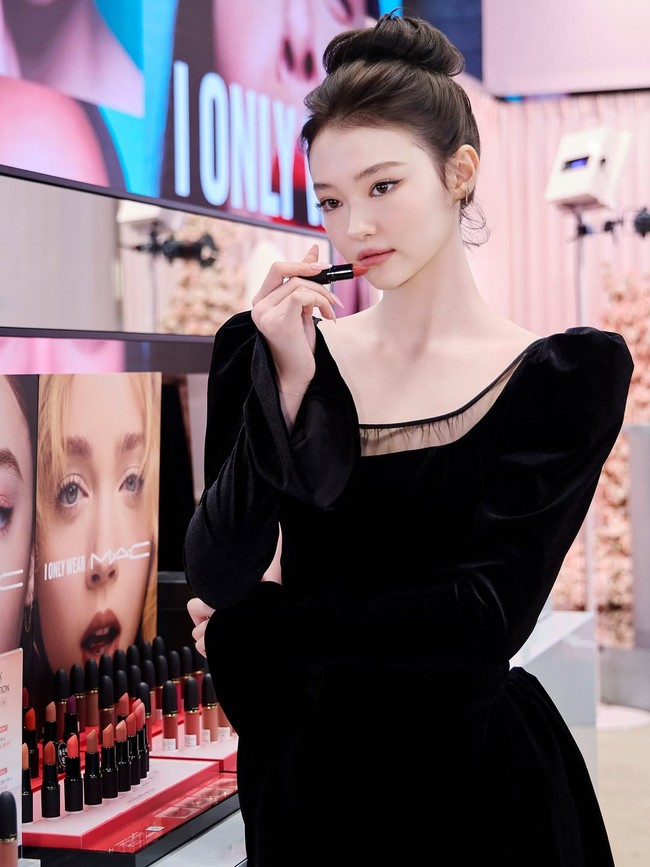 Nhan sắc sau 16 năm của "bé gái đẹp nhất thế giới" gây bão toàn cầu- Ảnh 16.