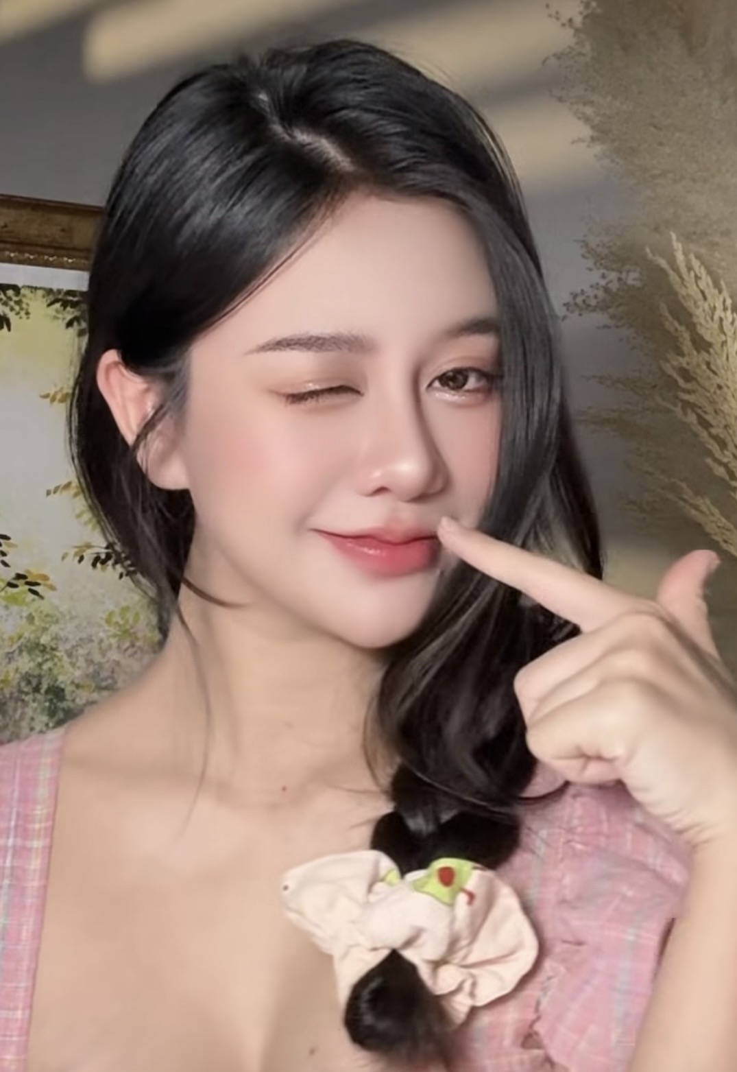 Quá xinh đẹp, nữ hoạ sĩ có nỗi khổ, cứ đăng bài là bị gắn mác "câu view"- Ảnh 5.