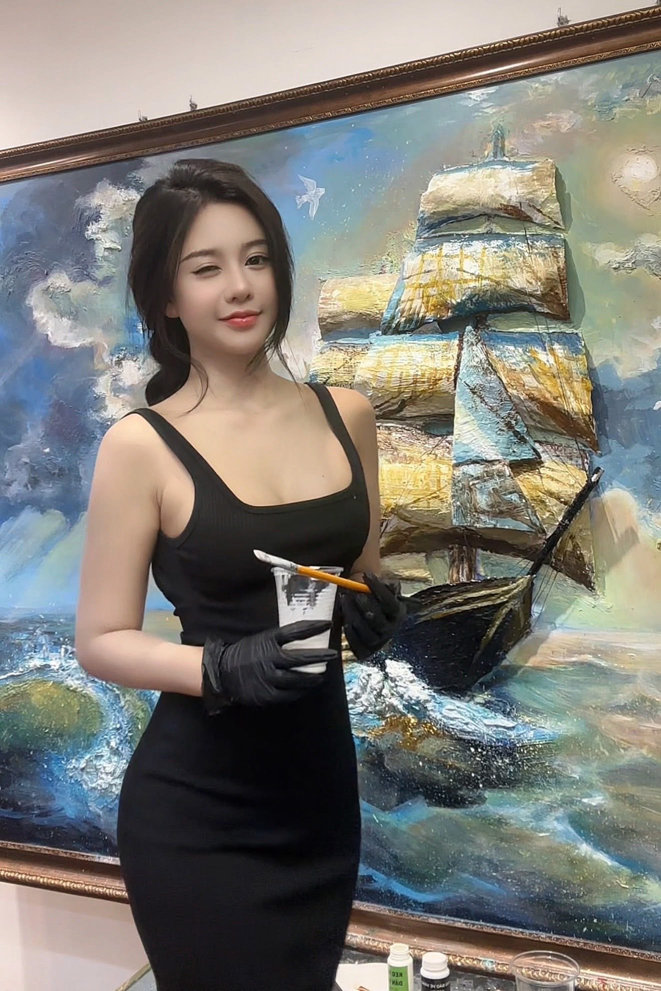 Quá xinh đẹp, nữ hoạ sĩ có nỗi khổ, cứ đăng bài là bị gắn mác "câu view"- Ảnh 1.