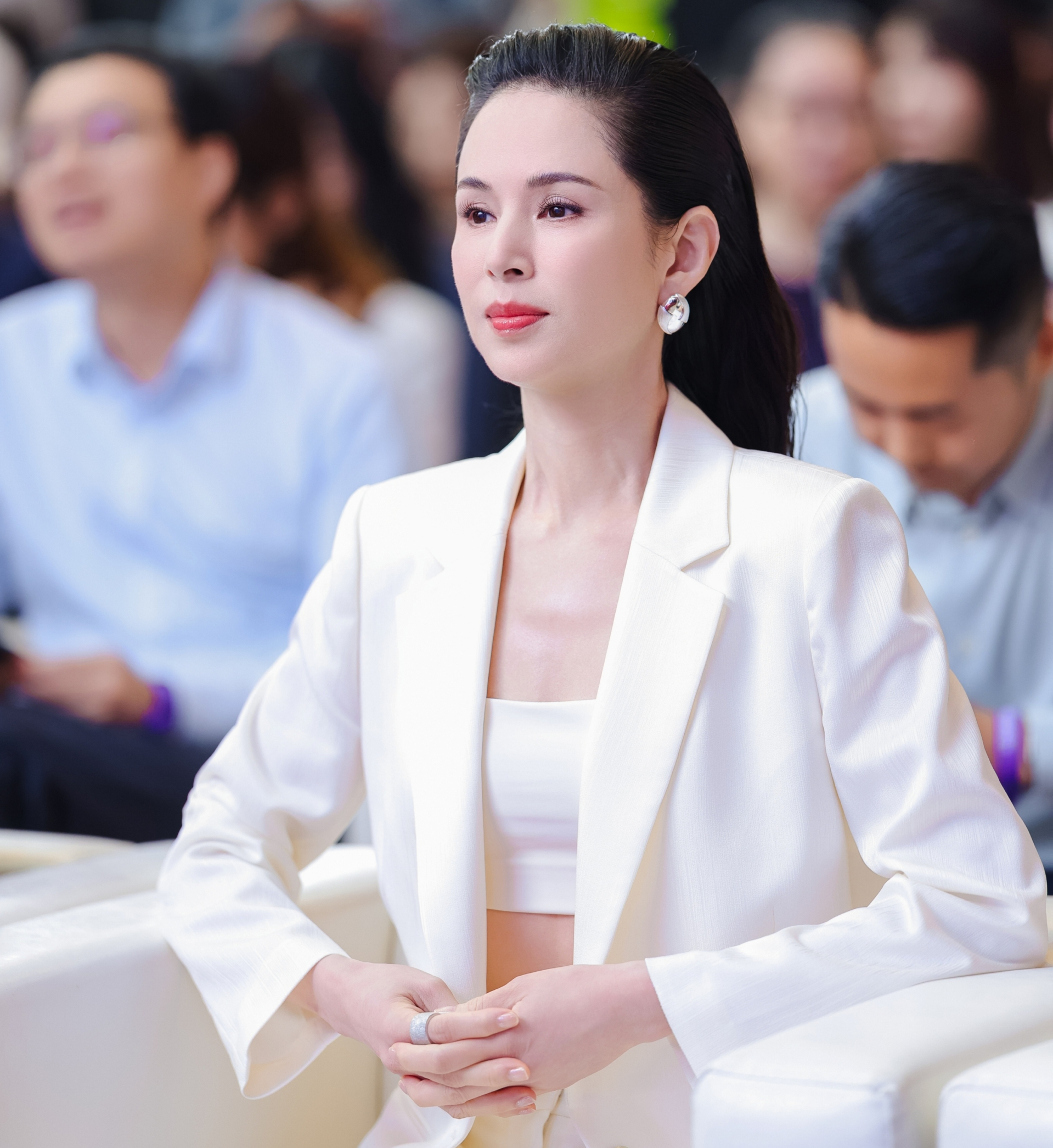 Càng nhìn Tiểu Long Nữ đẹp nhất màn ảnh càng thấy không giống con người- Ảnh 2.