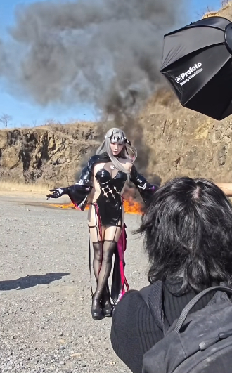 Hậu trường "cháy nổ" từ một buổi chụp hình của nữ coser nổi tiếng, đầu tư cỡ này bảo sao không khiến người xem mê mẩn?- Ảnh 3.