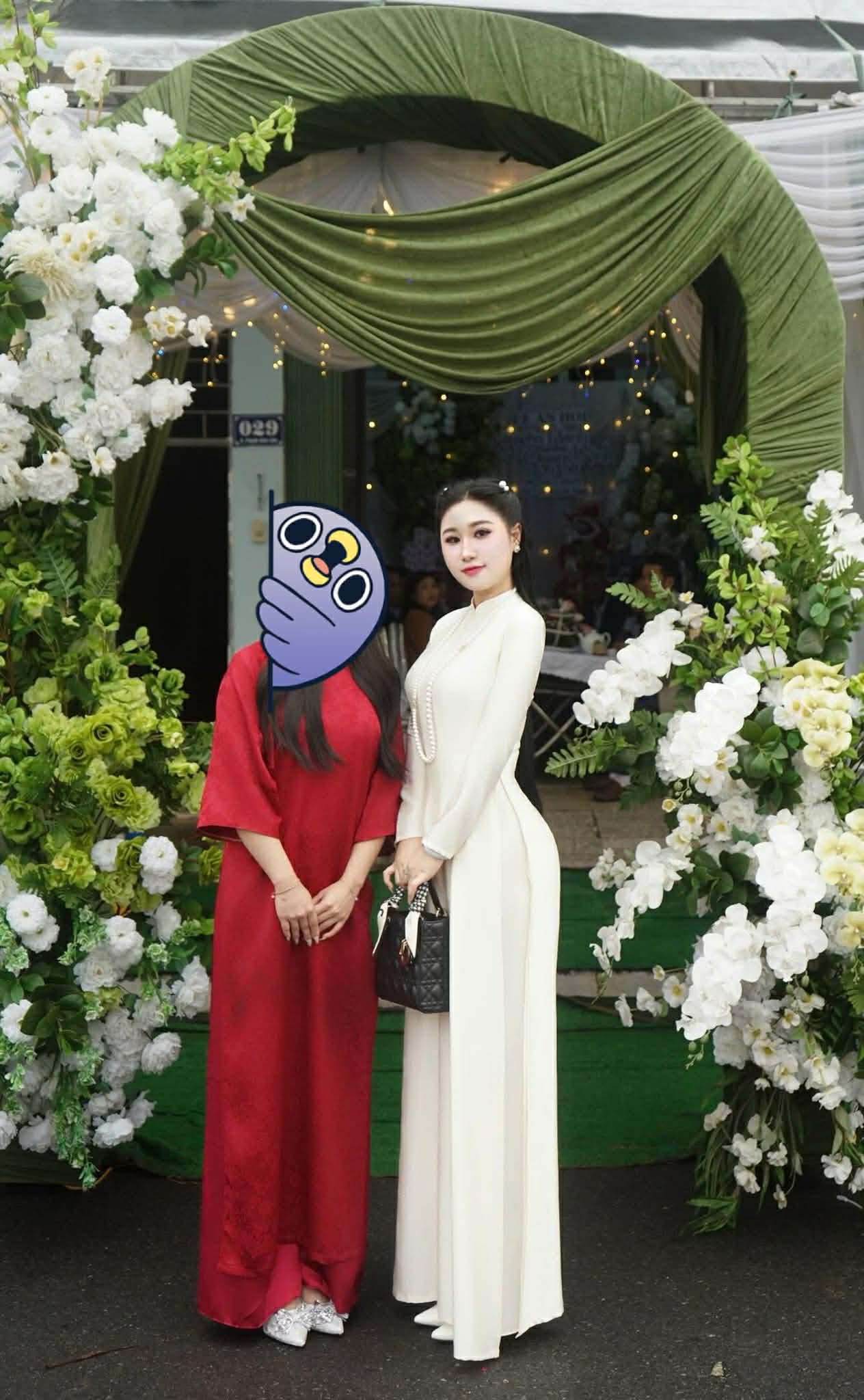 Quá nổi bật trong đám cưới, cô gái bị chỉ trích "kém tinh tế", cố tình khoe body. Cộng đồng mạng đang quá khắt khe?- Ảnh 1.