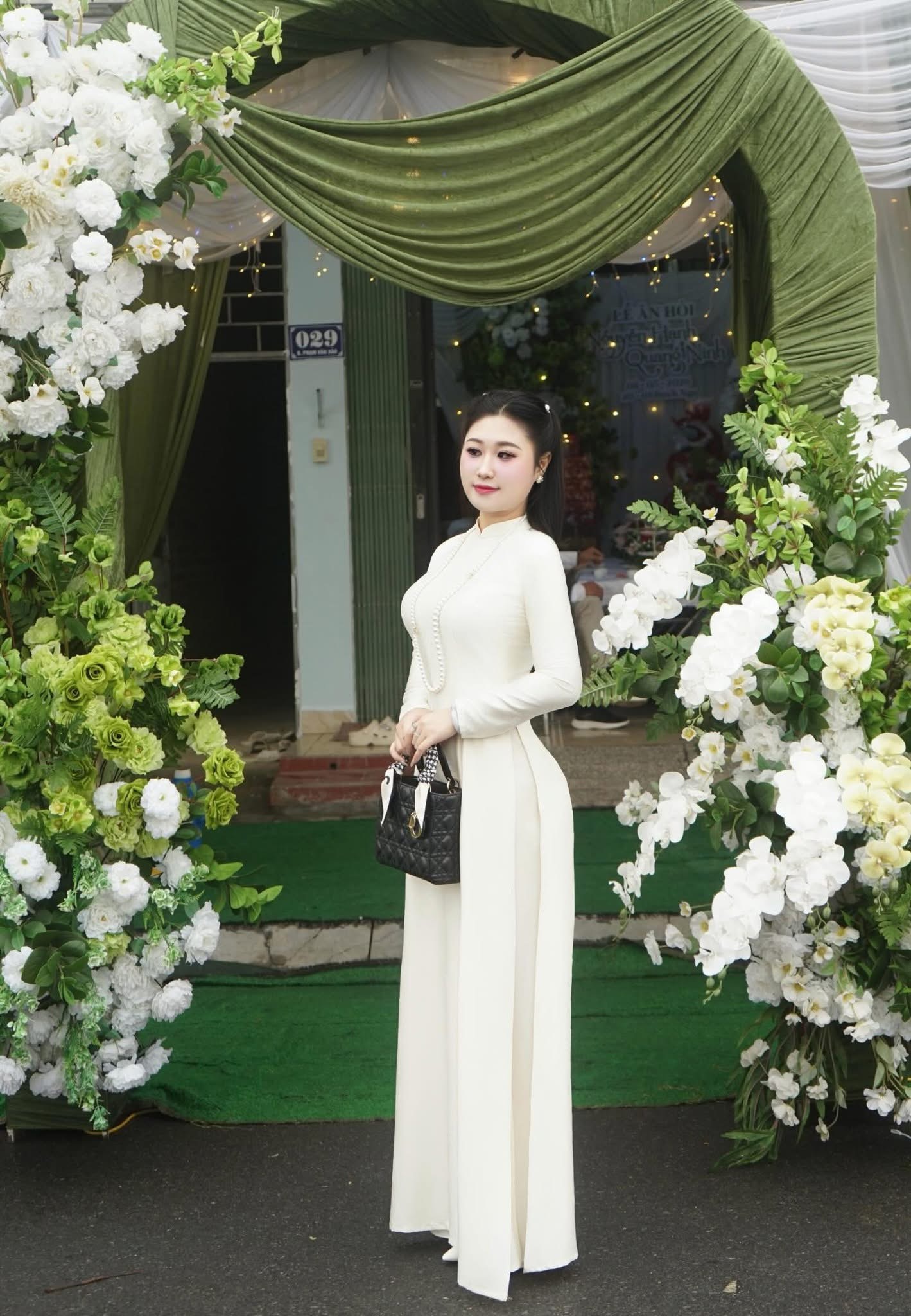 Quá nổi bật trong đám cưới, cô gái bị chỉ trích "kém tinh tế", cố tình khoe body. Cộng đồng mạng đang quá khắt khe?- Ảnh 5.