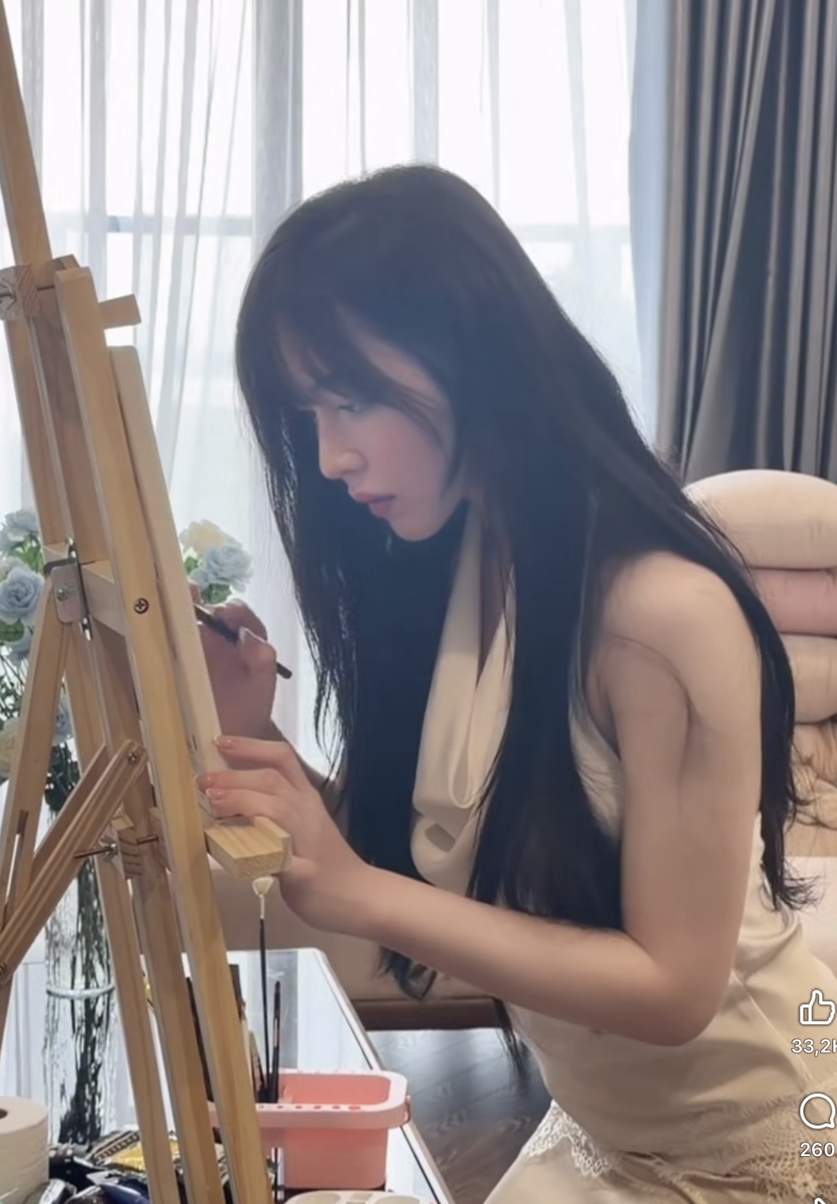 Say lòng trước khoảnh khắc "nàng thơ" bên giá vẽ, vẻ đẹp thanh tao hút hồn mọi ánh nhìn- Ảnh 2.