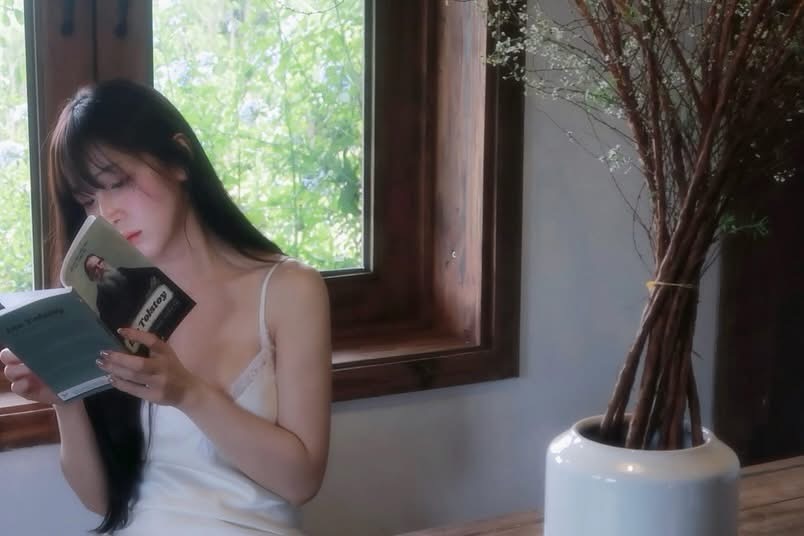 Say lòng trước khoảnh khắc "nàng thơ" bên giá vẽ, vẻ đẹp thanh tao hút hồn mọi ánh nhìn- Ảnh 3.