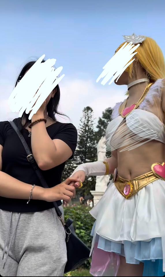 Ăn mặc phản cảm đi FES, nữ coser khiến cộng đồng mạng không khỏi phẫn nộ- Ảnh 1.