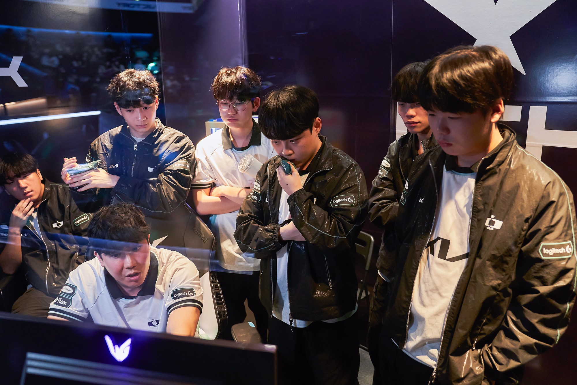 DK bại trận trước BNK nhưng cộng đồng lại tranh cãi về hành động của HLV CvMax- Ảnh 1.