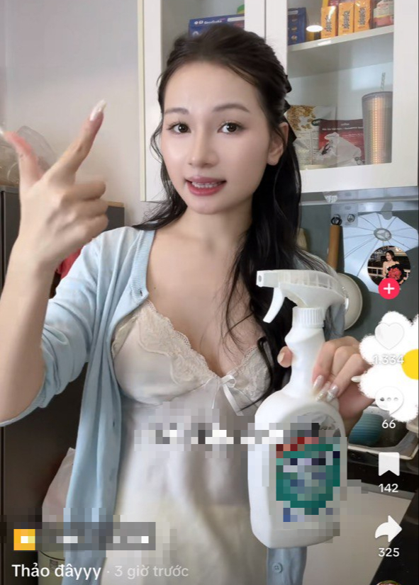 Diện đầm sexy, nữ trợ lý hot nhất cõi mạng lên video hé lộ bí quyết để được "chủ tịch" cưng chiều- Ảnh 9. Diện đầm sexy, nữ trợ lý hot nhất cõi mạng lên video hé lộ bí quyết để được "chủ tịch" cưng chiều- Ảnh 9.