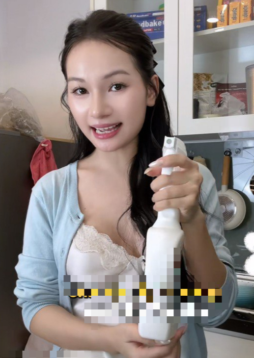 Diện đầm sexy, nữ trợ lý hot nhất cõi mạng lên video hé lộ bí quyết để được "chủ tịch" cưng chiều- Ảnh 8.