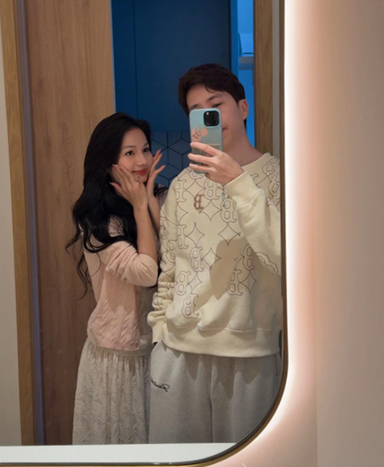 Diện đầm sexy, nữ trợ lý hot nhất cõi mạng lên video hé lộ bí quyết để được "chủ tịch" cưng chiều- Ảnh 2.