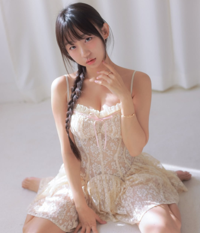 Gặp sự cố trang phục khi quay video, nữ YouTuber gợi cảm suýt hớ hênh, may "sửa sai" kịp- Ảnh 4.