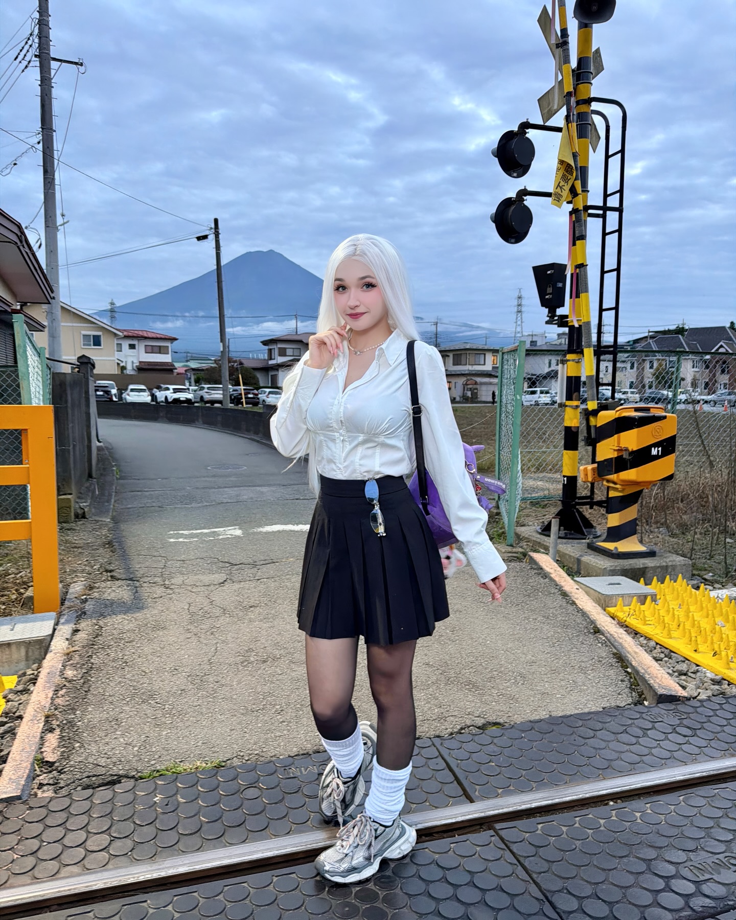 Biến hình thành Gojo Satoru bên hồ bơi, hóa ra đây là cách nữ coser 2 triệu follow "hút view" trên MXH- Ảnh 5.