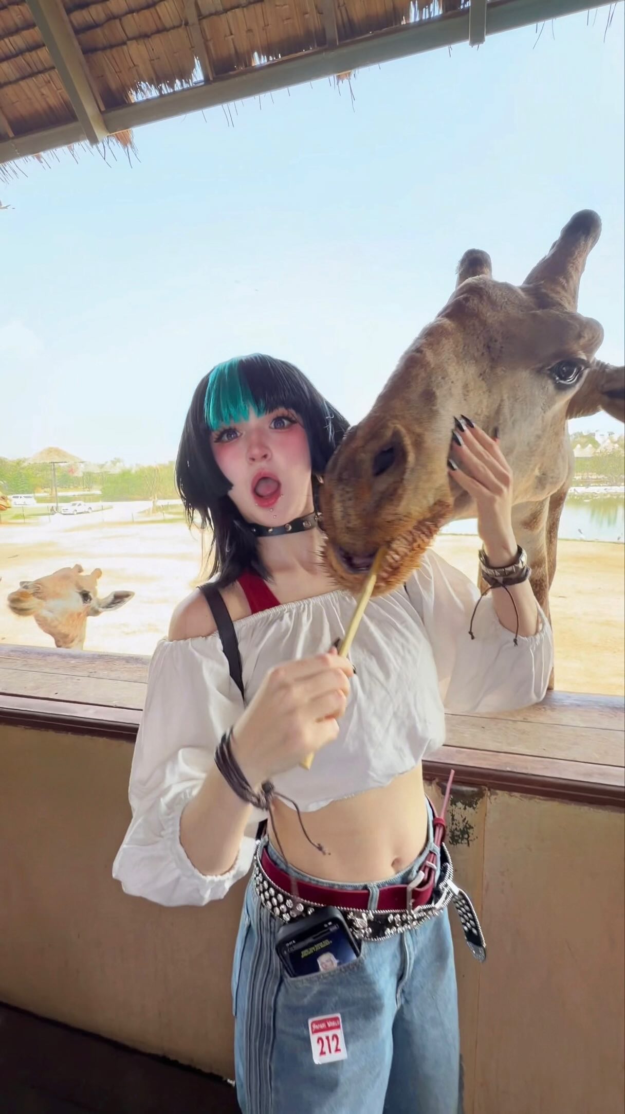 Biến hình thành Gojo Satoru bên hồ bơi, hóa ra đây là cách nữ coser 2 triệu follow "hút view" trên MXH- Ảnh 1.