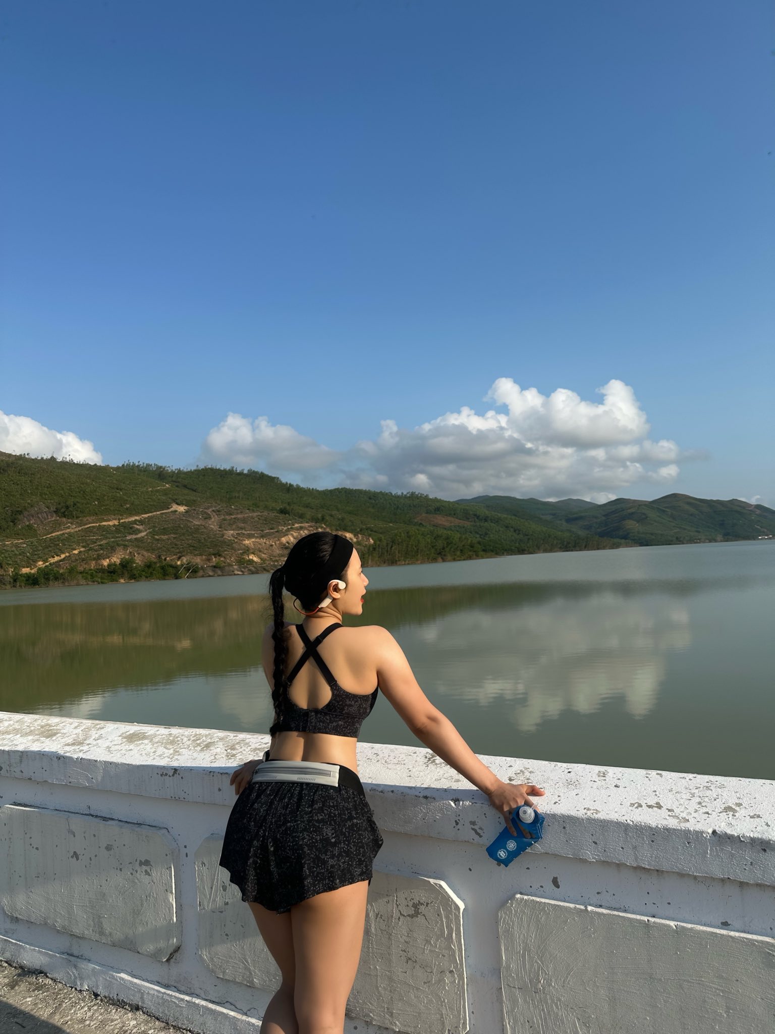 "Bóc giá" outfit tập chạy, hot girl khiến người xem "choáng" với số tiền gây tranh cãi- Ảnh 1.