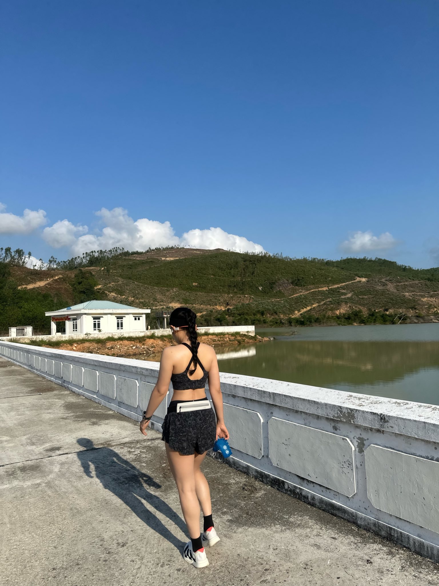 "Bóc giá" outfit tập chạy, hot girl khiến người xem "choáng" với số tiền gây tranh cãi- Ảnh 3.