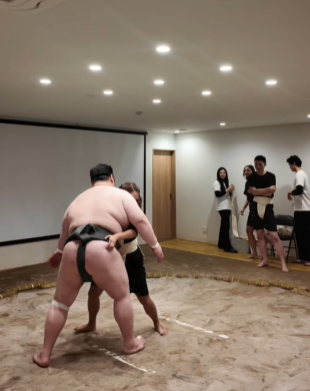 Đấu vật với sumo, hot girl xinh đẹp khiến tất cả thích thú- Ảnh 3. Đấu vật với sumo, hot girl xinh đẹp khiến tất cả thích thú- Ảnh 3.