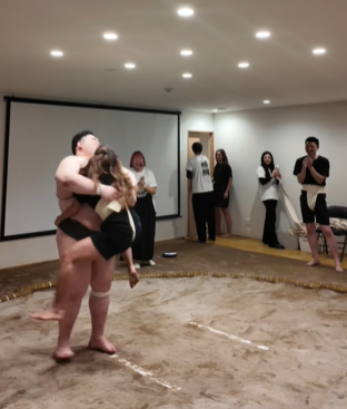 Đấu vật với sumo, hot girl xinh đẹp khiến tất cả thích thú- Ảnh 4. Đấu vật với sumo, hot girl xinh đẹp khiến tất cả thích thú- Ảnh 4.