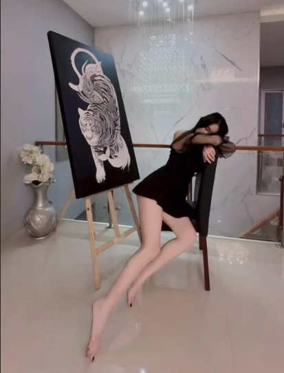 Vóc dáng như siêu mẫu của nữ họa sĩ Thái Lan, hóa ra "người đẹp như tranh" là có thật- Ảnh 3.