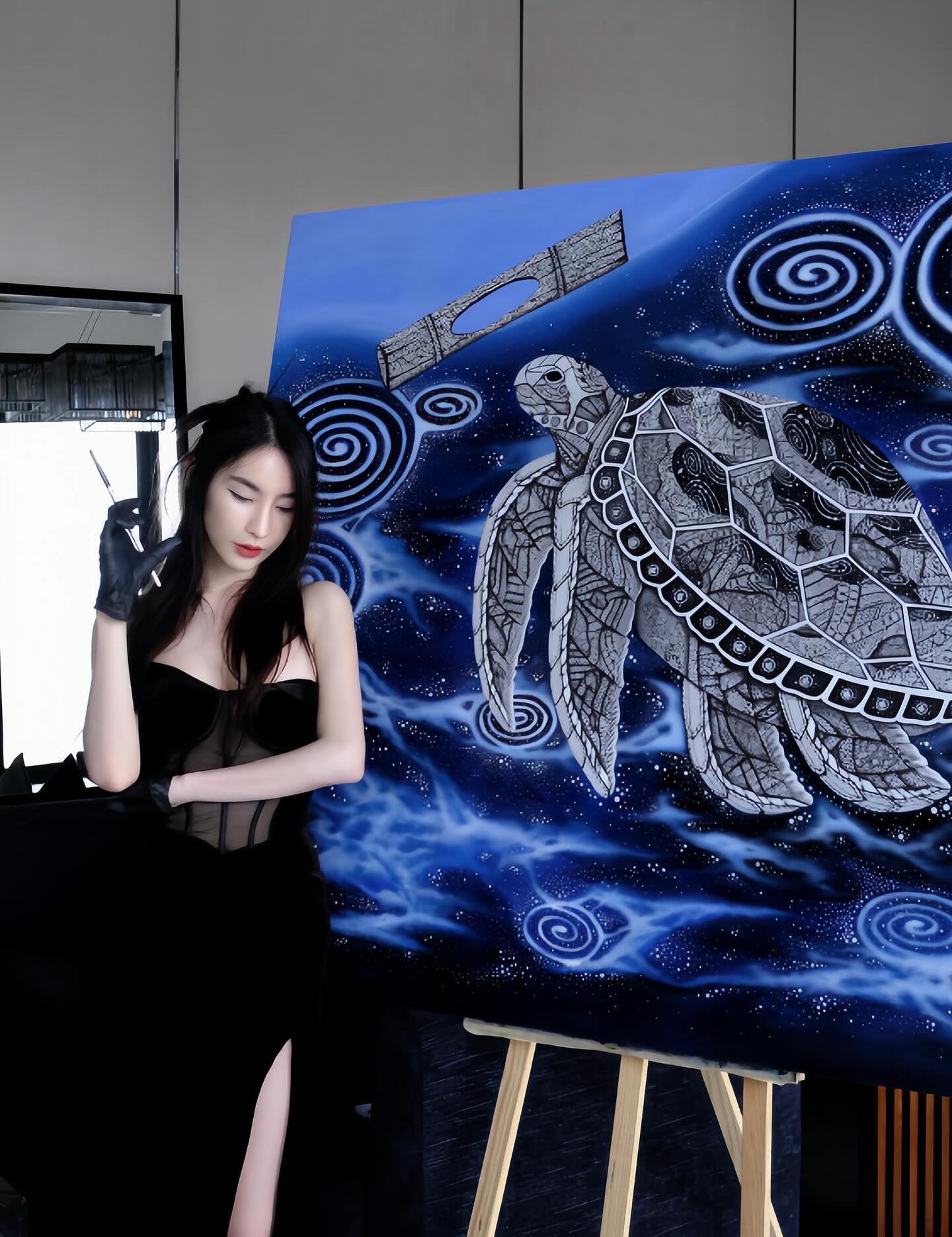 Vóc dáng như siêu mẫu của nữ họa sĩ Thái Lan, hóa ra "người đẹp như tranh" là có thật- Ảnh 1.