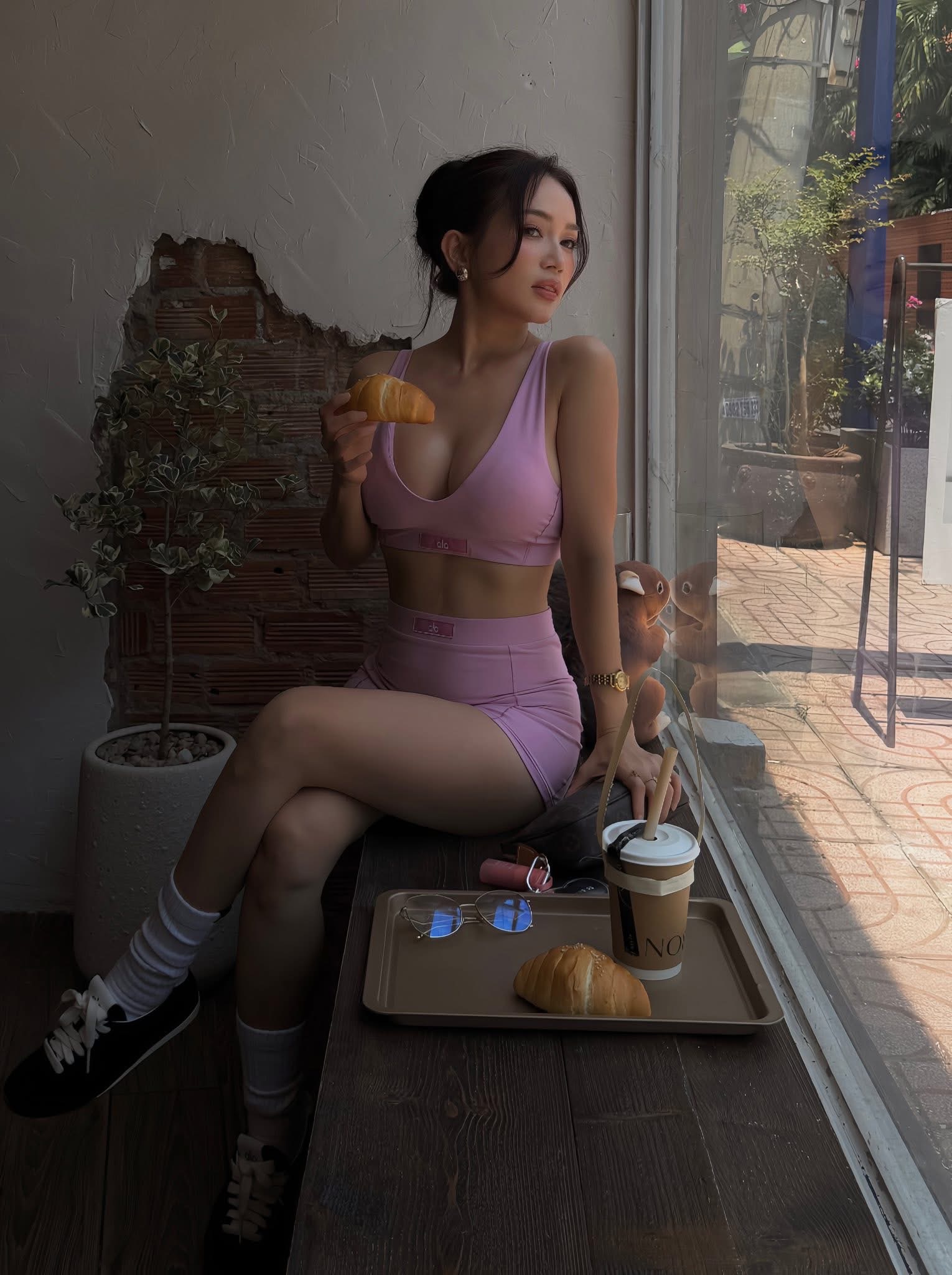 Diện set hồng từ gym ra cà phê, người đẹp thu hút ánh nhìn với vóc dáng vạn người mê- Ảnh 6.