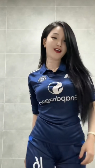 "Quẩy" cực sung theo nhạc, fan girl MU khiến tất cả không thể rời mắt- Ảnh 3.