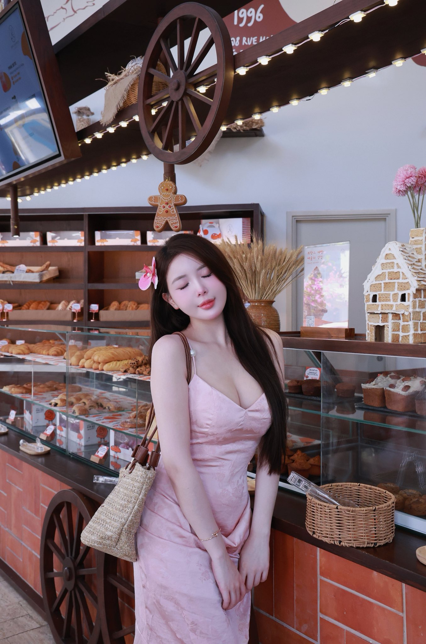 "Thả dáng" ở quán Cafe, hot girl khiến người xem mê mẩn vì "xinh như AI", cứ nhìn cam là có ngay ảnh đẹp- Ảnh 5.