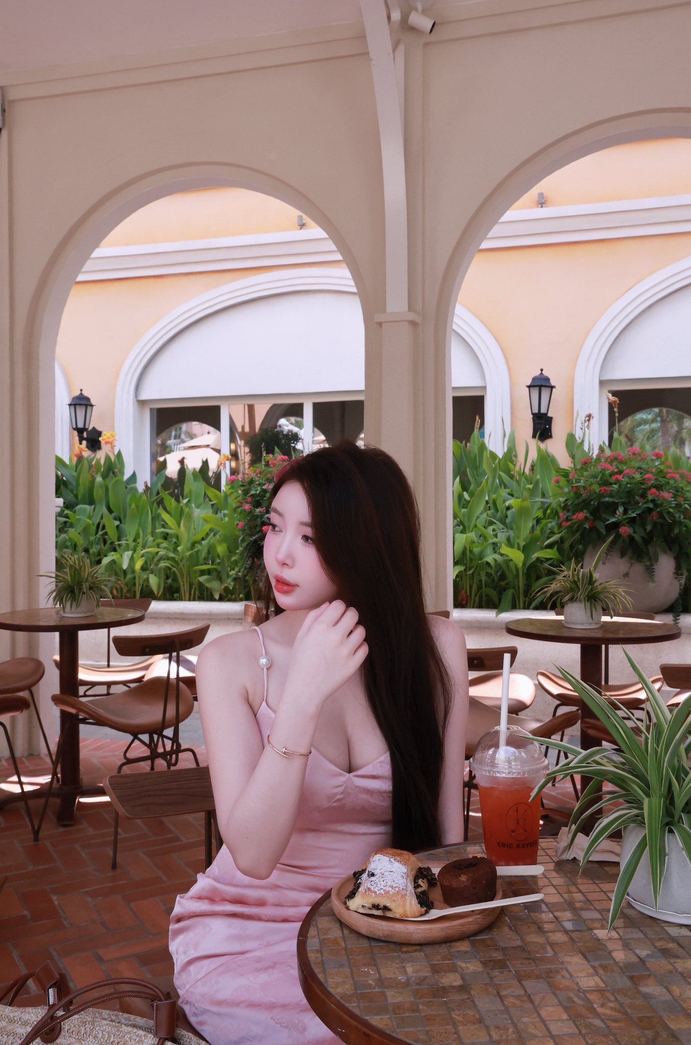 "Thả dáng" ở quán Cafe, hot girl khiến người xem mê mẩn vì "xinh như AI", cứ nhìn cam là có ngay ảnh đẹp- Ảnh 2.