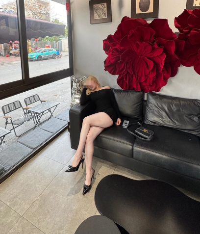 Tạo dáng phản cảm ở quán cafe, hot girl khiến người xem ngán ngẩm đến "cạn lời"- Ảnh 3.