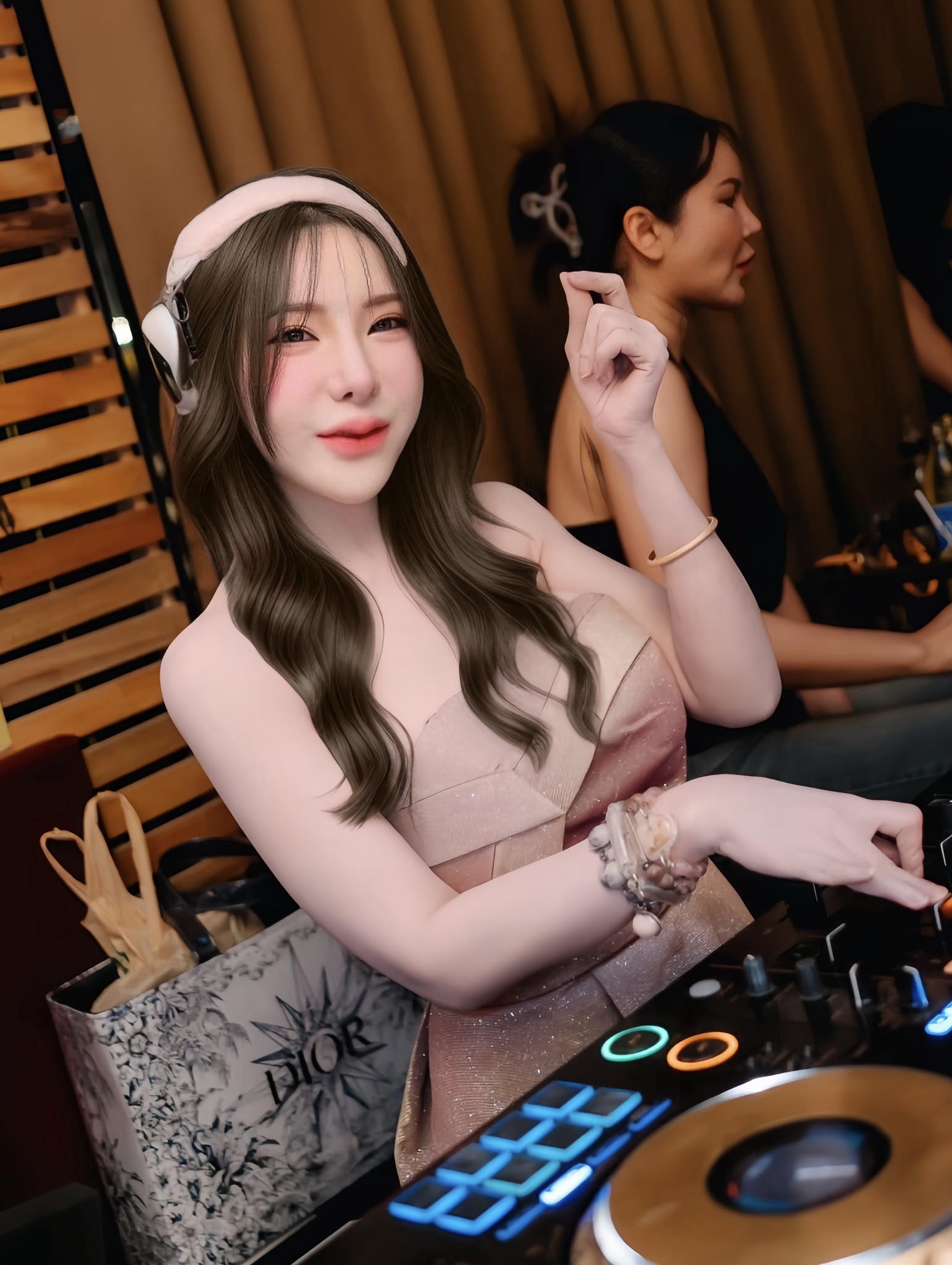 Nhận bằng Tiến sĩ, nữ DJ khiến tất cả ngỡ ngàng với trình độ học vấn- Ảnh 1.