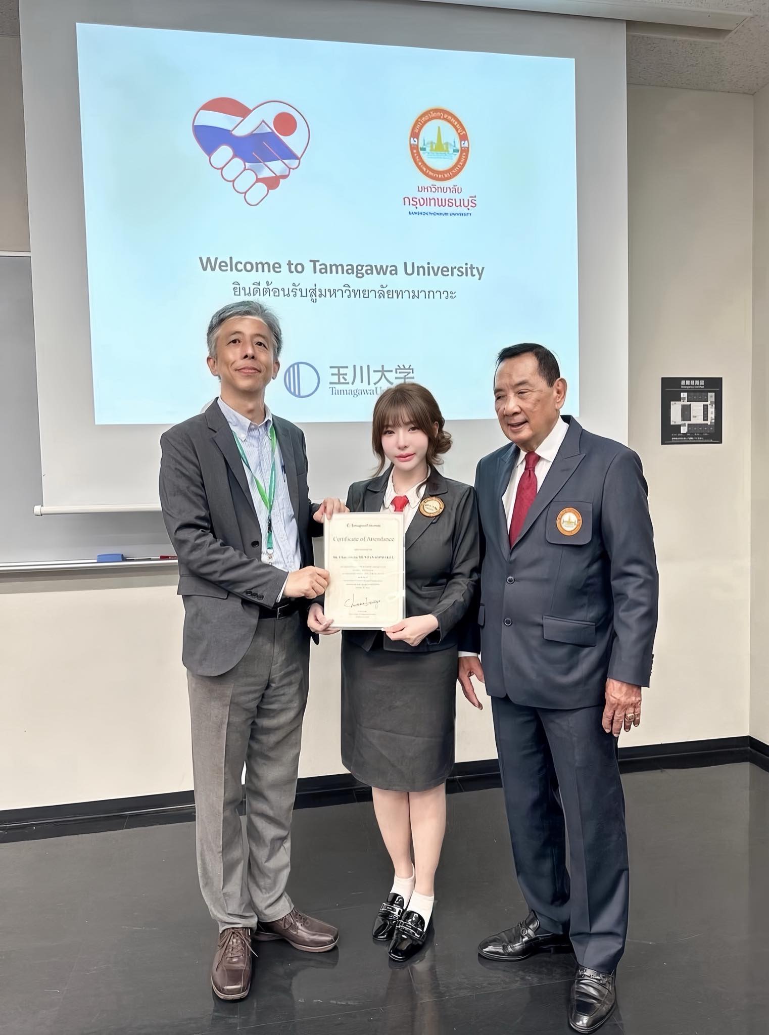 Nhận bằng Tiến sĩ, nữ DJ khiến tất cả ngỡ ngàng với trình độ học vấn- Ảnh 2.