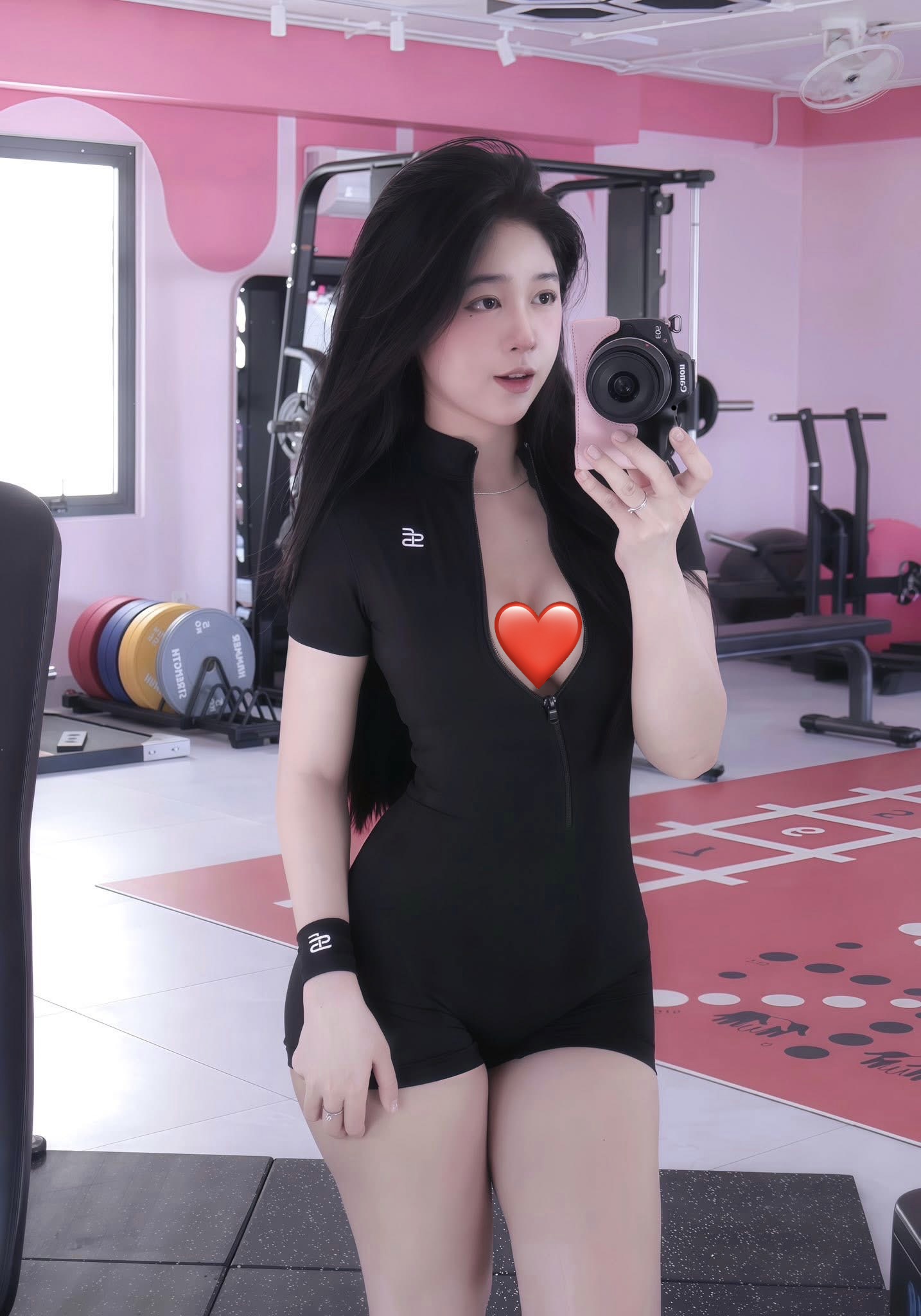 Cận cảnh nhan sắc cô nàng tự nhận "nghiện check-in" phòng gym, tập là phụ, khoe đường cong mới là chính!- Ảnh 2.
