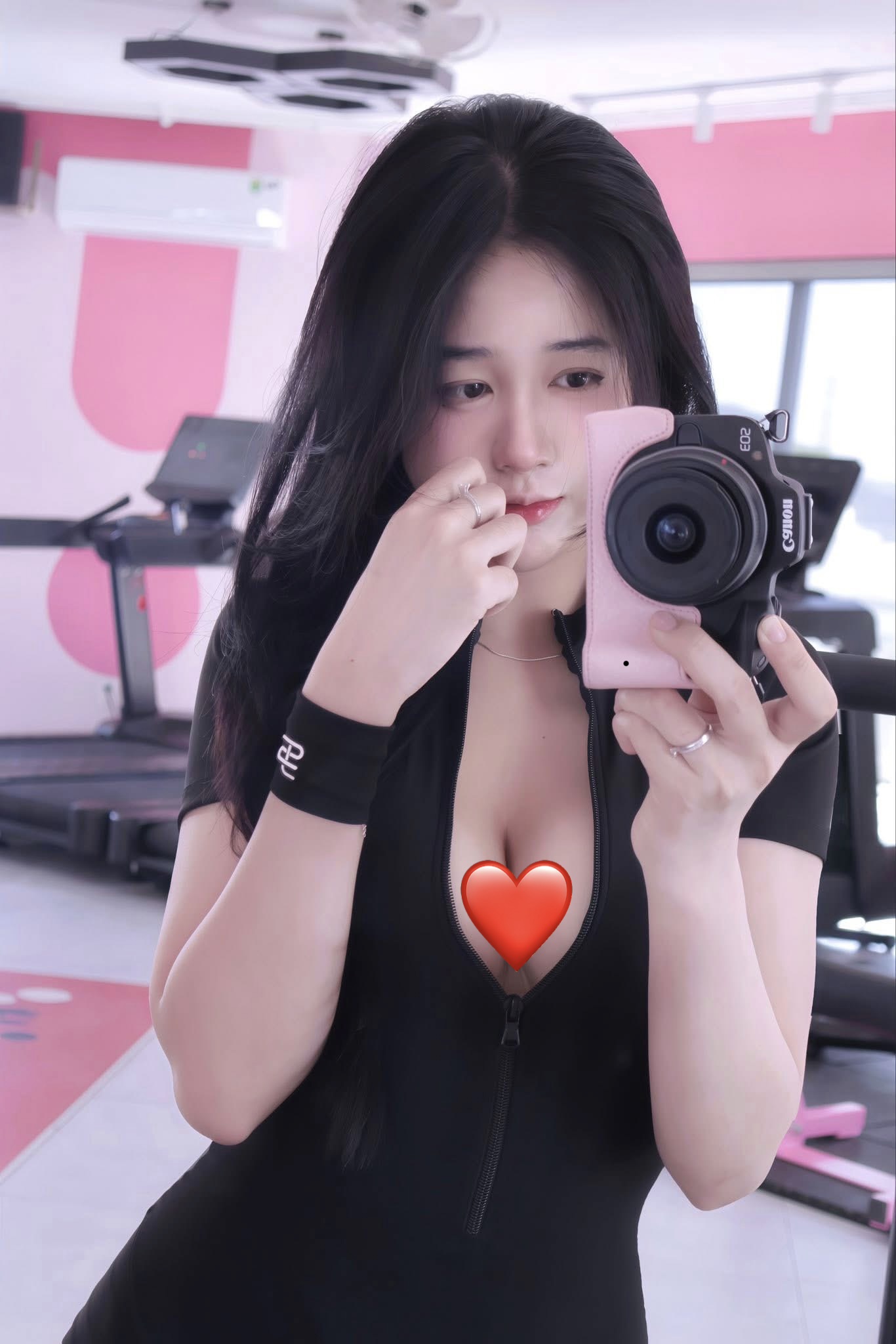 Cận cảnh nhan sắc cô nàng tự nhận "nghiện check-in" phòng gym, tập là phụ, khoe đường cong mới là chính!- Ảnh 3.