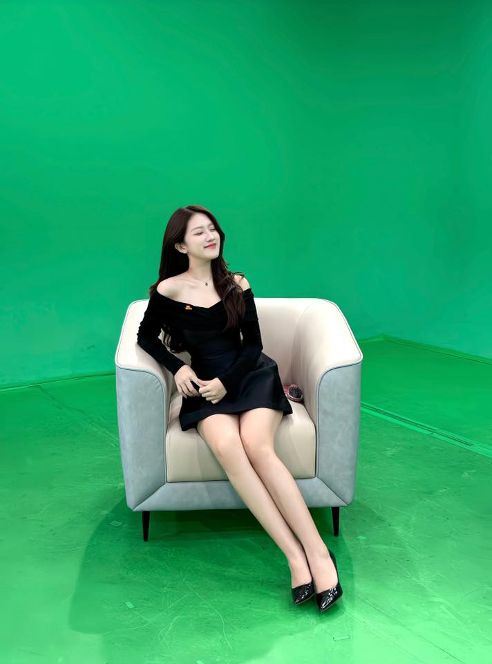 Đi tác nghiệp nhưng vẫn "hút hồn" người xem, MC Linh Nắng lại "ghi điểm" tuyệt đối với bộ ảnh mới- Ảnh 6.