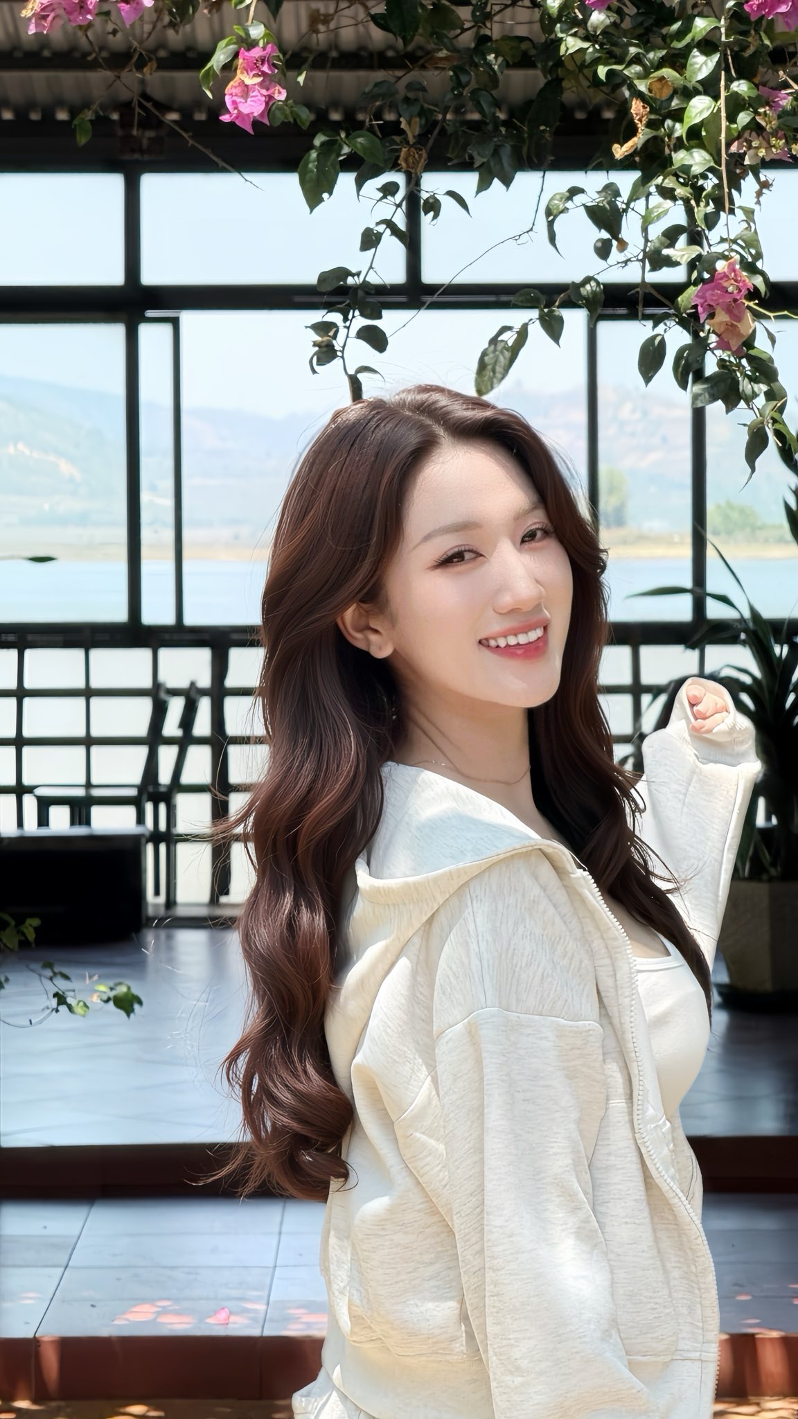 Đi tác nghiệp nhưng vẫn "hút hồn" người xem, MC Linh Nắng lại "ghi điểm" tuyệt đối với bộ ảnh mới- Ảnh 3.