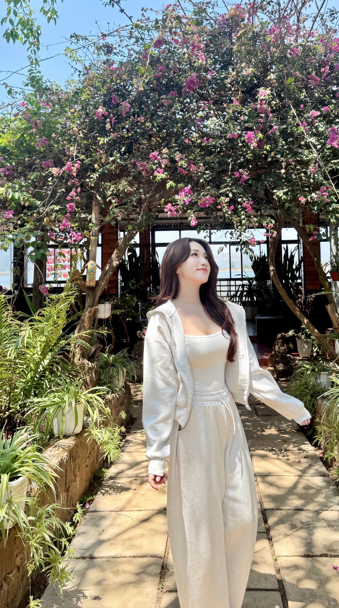 Đi tác nghiệp nhưng vẫn "hút hồn" người xem, MC Linh Nắng lại "ghi điểm" tuyệt đối với bộ ảnh mới- Ảnh 2.