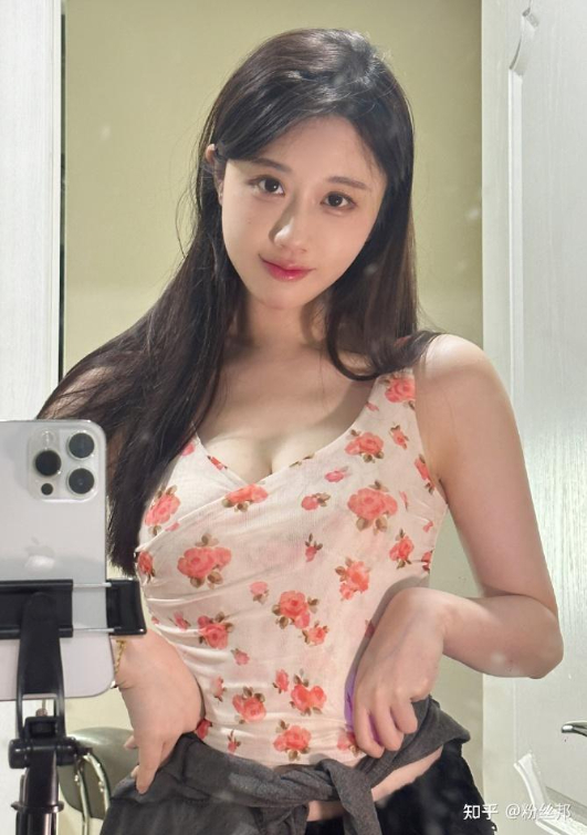 Nữ streamer gợi cảm thừa nhận vẫn độc thân, gây sốc khi tuyên bố đang "lãng phí gen tốt của mình"- Ảnh 1.