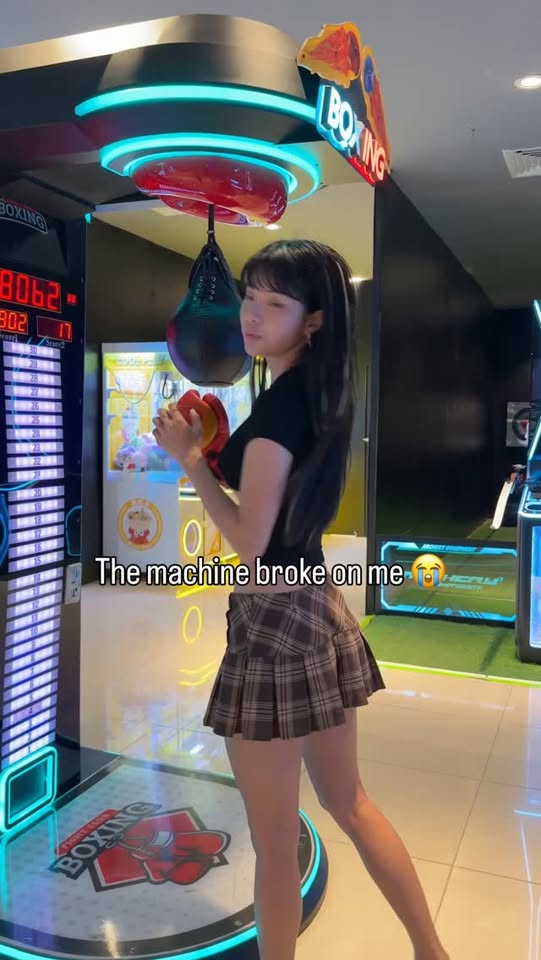 Trổ tài boxing, hot girl khiến người xem "hết hồn" với sức mạnh phi lý- Ảnh 2.