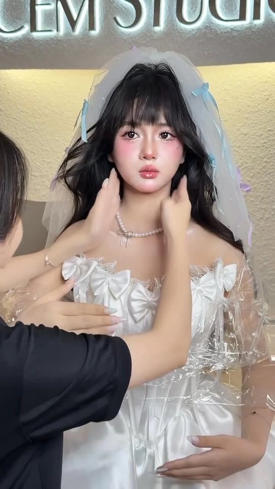 Hóa thành búp bê, hot girl xinh đẹp hút cả triệu view, khiến người xem ngỡ ngàng vi nhan sắc "đỉnh chóp"- Ảnh 1.