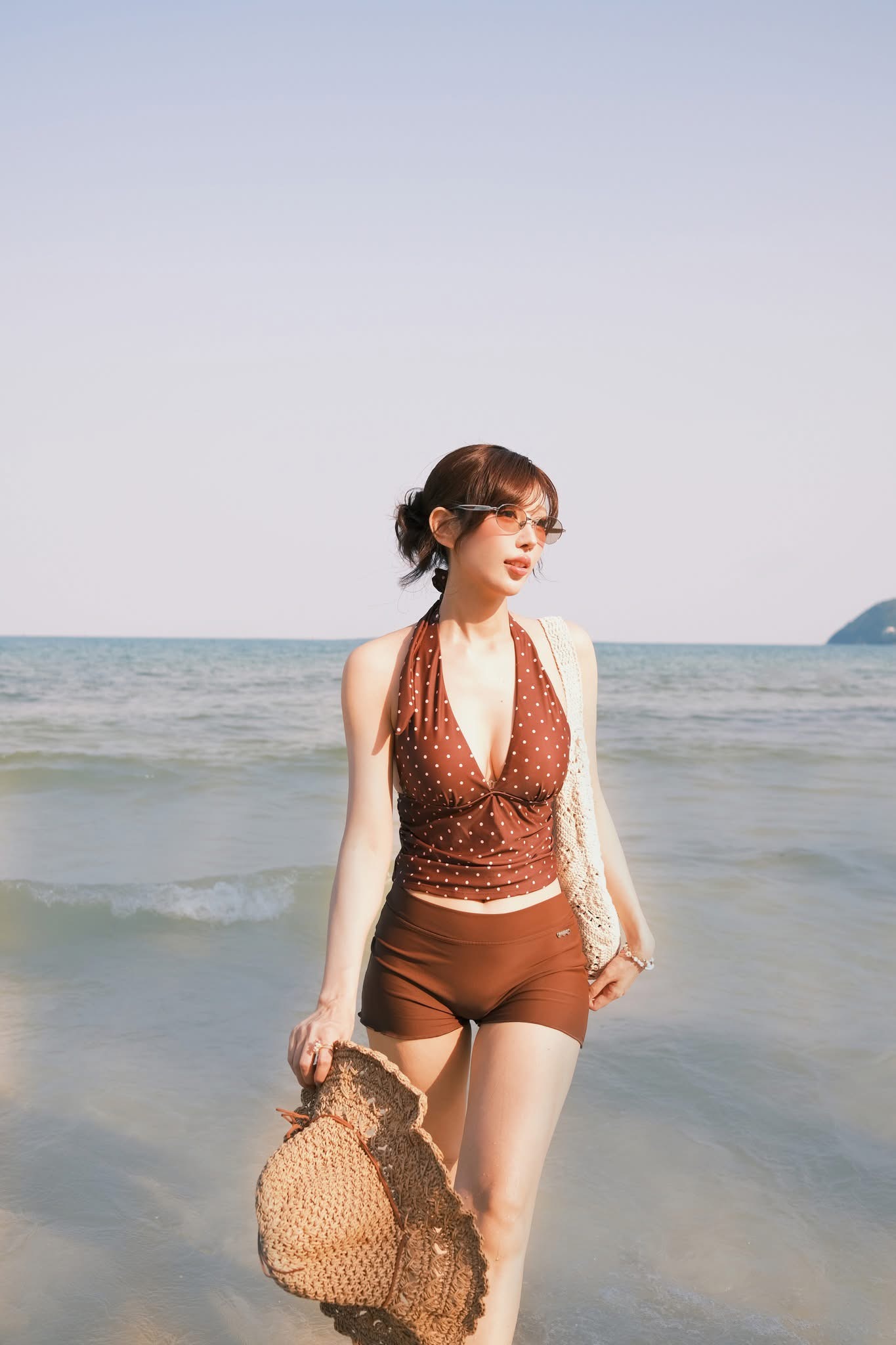 Nhan sắc gái xinh không cần "thiếu vải" vẫn thiêu đốt mọi ánh nhìn với mốt đi biển kín đáo đầy quyến rũ- Ảnh 4.
