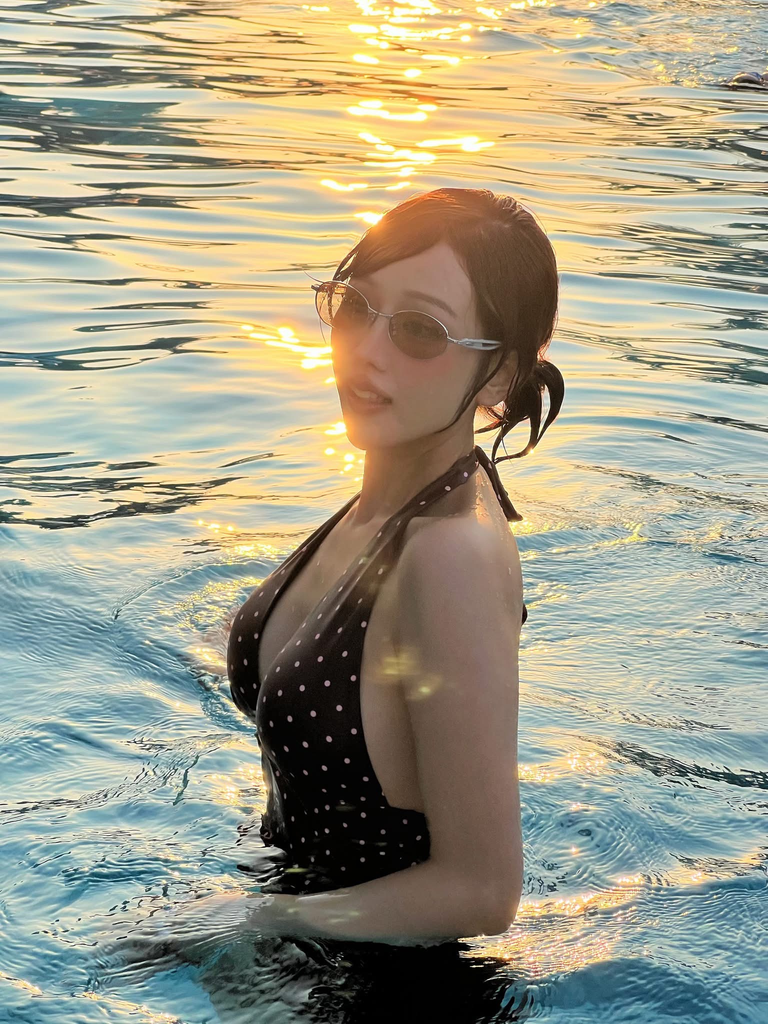 Nhan sắc gái xinh không cần "thiếu vải" vẫn thiêu đốt mọi ánh nhìn với mốt đi biển kín đáo đầy quyến rũ- Ảnh 5.