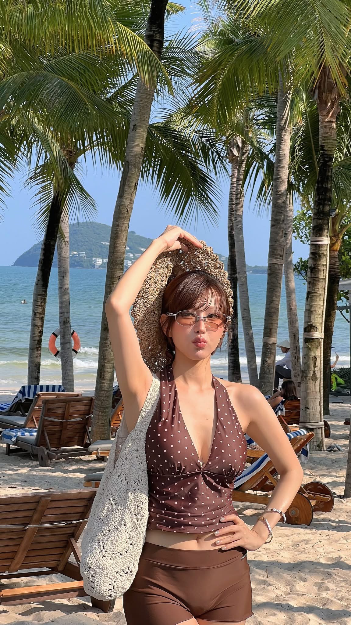 Nhan sắc gái xinh không cần "thiếu vải" vẫn thiêu đốt mọi ánh nhìn với mốt đi biển kín đáo đầy quyến rũ- Ảnh 2.