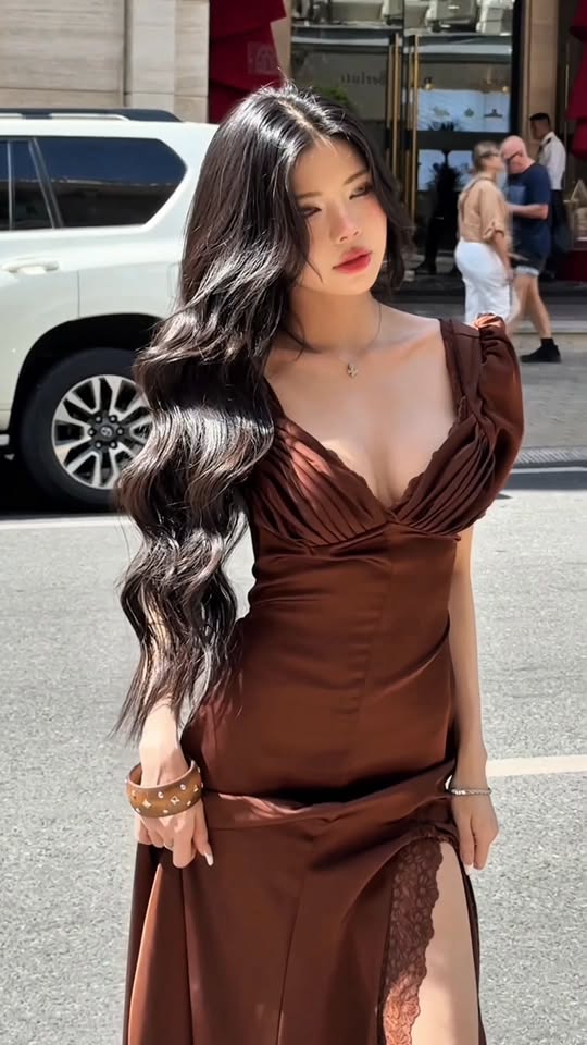 Mai Dora thả dáng giữa phố, diện váy trễ vai khiến anh em game thủ "tròn mắt"- Ảnh 2.