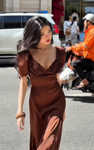 Mai Dora thả dáng giữa phố, diện váy trễ vai khiến anh em game thủ "tròn mắt"- Ảnh 3.